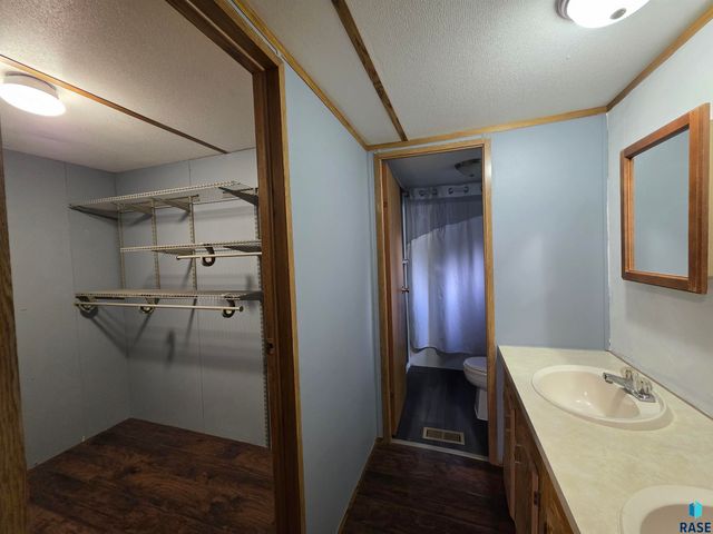 4801 W Sara Pl Place, Sioux Falls, SD 57106