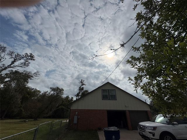 114 Edgewater Street, Clute, TX 77531