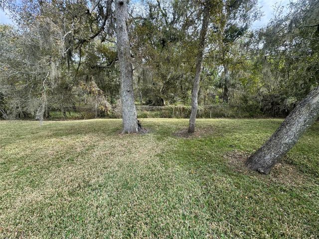 114 Edgewater Street, Clute, TX 77531