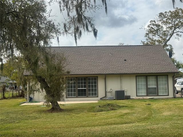 114 Edgewater Street, Clute, TX 77531