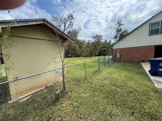 114 Edgewater Street, Clute, TX 77531
