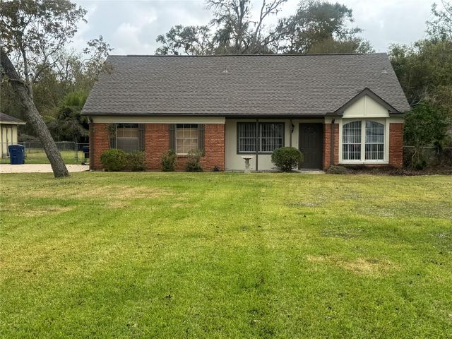 114 Edgewater Street, Clute, TX 77531