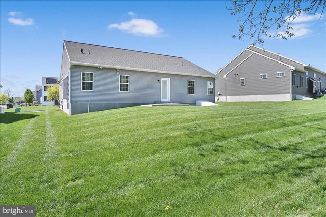 25 CREEKSIDE DR, Lebanon, PA 17042