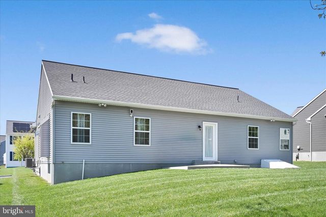 25 CREEKSIDE DR, Lebanon, PA 17042