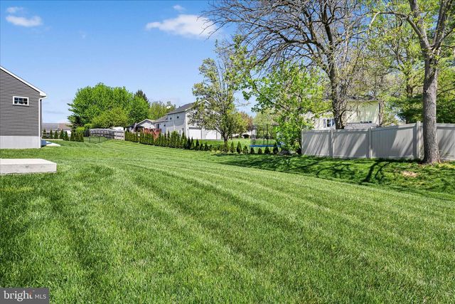 25 CREEKSIDE DR, Lebanon, PA 17042