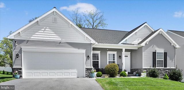 25 CREEKSIDE DR, Lebanon, PA 17042