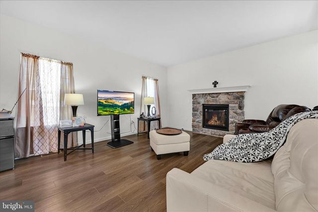 25 CREEKSIDE DR, Lebanon, PA 17042