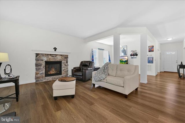 25 CREEKSIDE DR, Lebanon, PA 17042