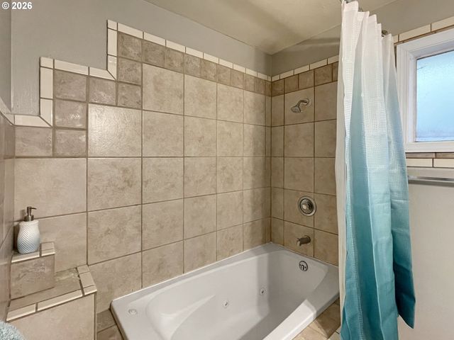 502 COAL CREEK Rd, Longview, WA 98632
