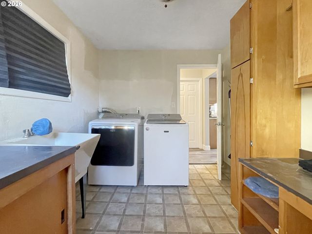 502 COAL CREEK Rd, Longview, WA 98632