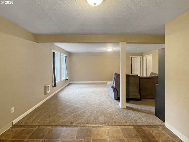 502 COAL CREEK Rd, Longview, WA 98632