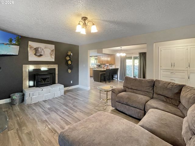 502 COAL CREEK Rd, Longview, WA 98632