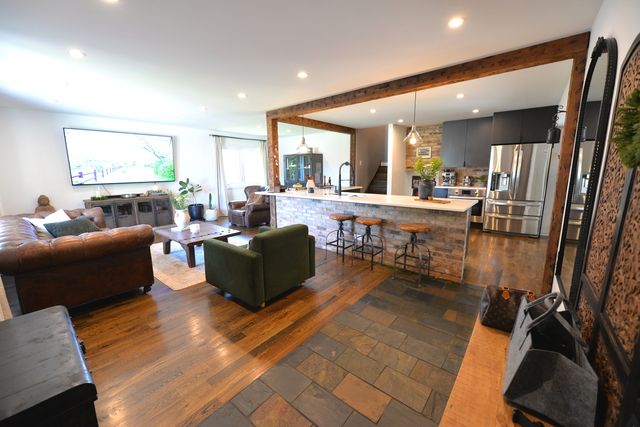 3902 N GALESBURG Avenue, Arlington Heights, IL 60004