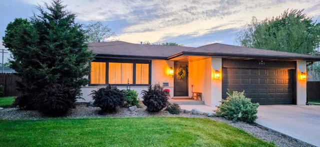 3902 N GALESBURG Avenue, Arlington Heights, IL 60004
