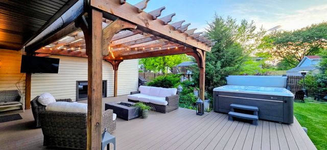 3902 N GALESBURG Avenue, Arlington Heights, IL 60004