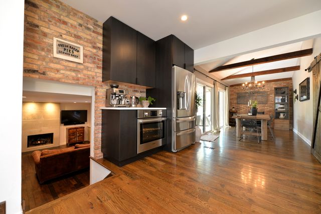 3902 N GALESBURG Avenue, Arlington Heights, IL 60004