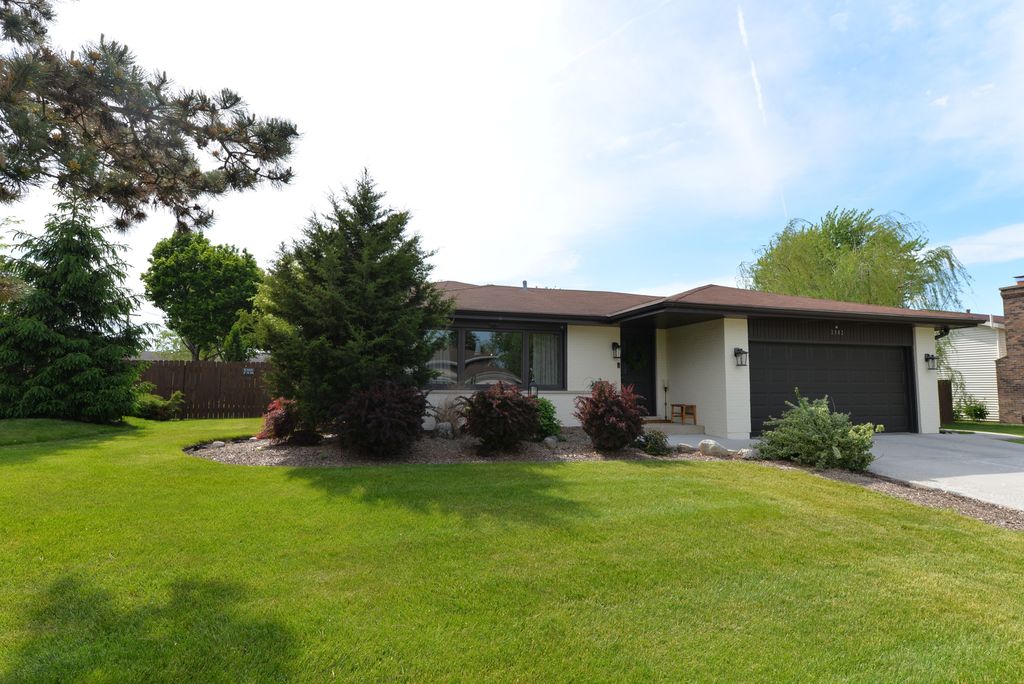 3902 N GALESBURG Avenue, Arlington Heights, IL 60004