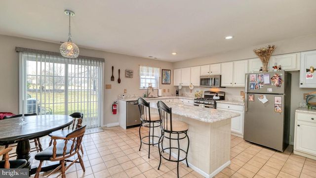 632 E CHANCERY LN, Absecon, NJ 08205