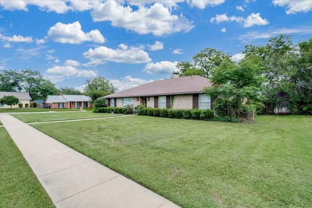 1706 Stagecoach Drive, Pantego, TX 76013