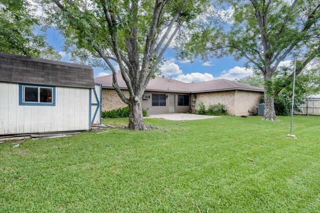 1706 Stagecoach Drive, Pantego, TX 76013