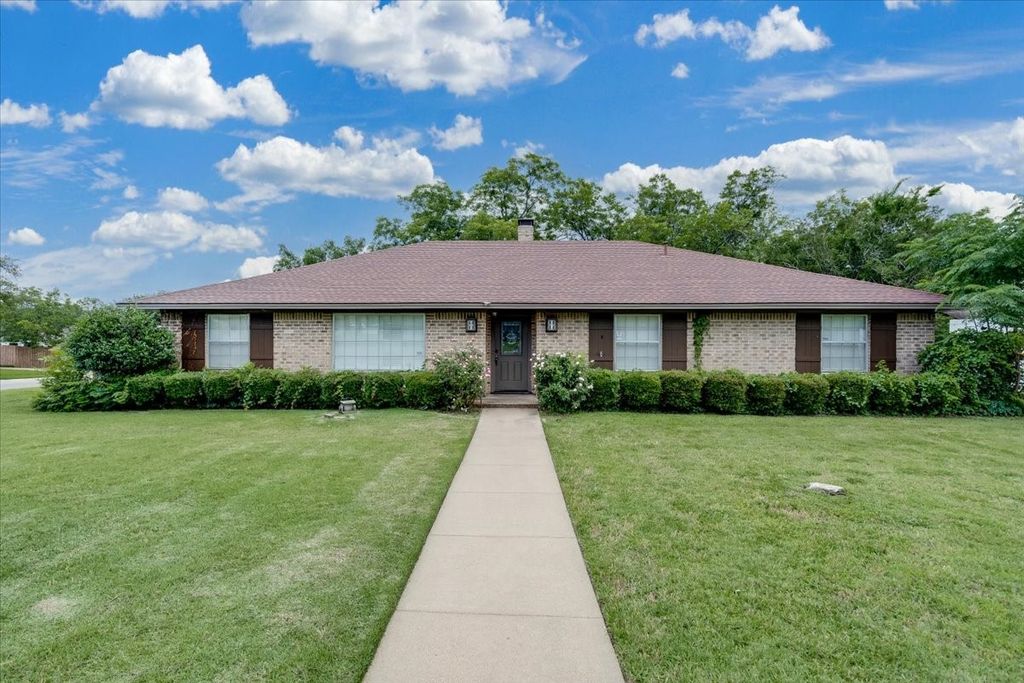 1706 Stagecoach Drive, Pantego, TX 76013