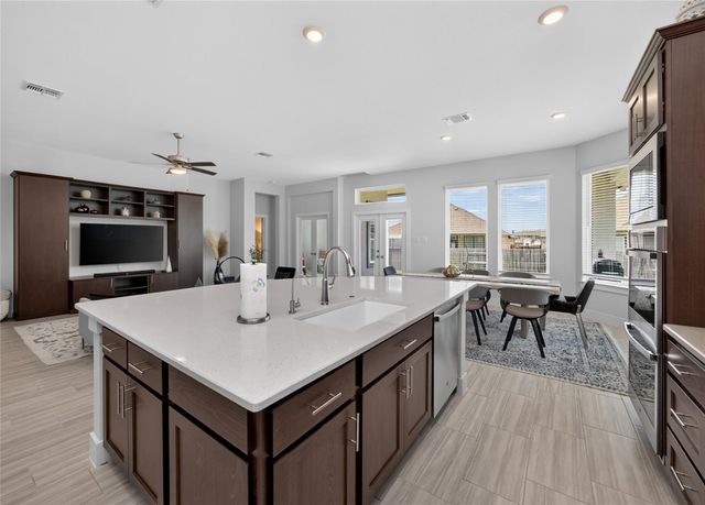 595 Wild Pecan LOOP, Buda, TX 78610