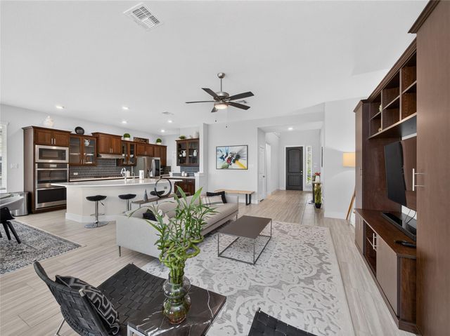 595 Wild Pecan LOOP, Buda, TX 78610