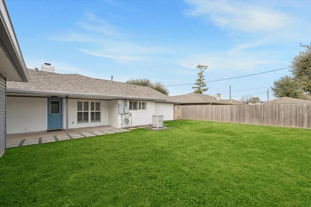 5422 Golf Drive, Houston, TX 77091