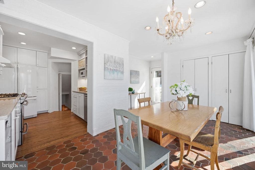 Image 10 of property listing at 9634 PARKWOOD DR, Bethesda, MD 20814