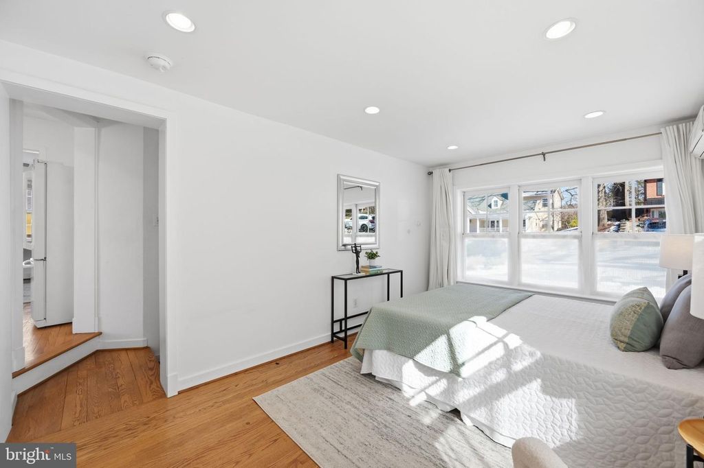 Image 16 of property listing at 9634 PARKWOOD DR, Bethesda, MD 20814