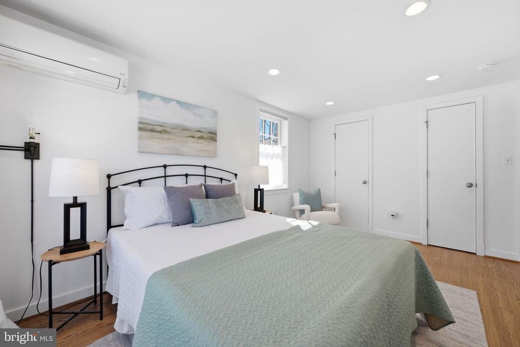 Image 18 of property listing at 9634 PARKWOOD DR, Bethesda, MD 20814