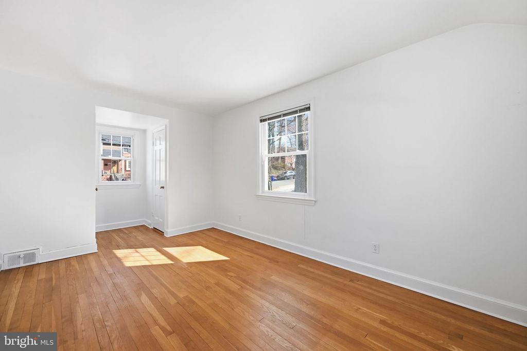 Image 23 of property listing at 9634 PARKWOOD DR, Bethesda, MD 20814