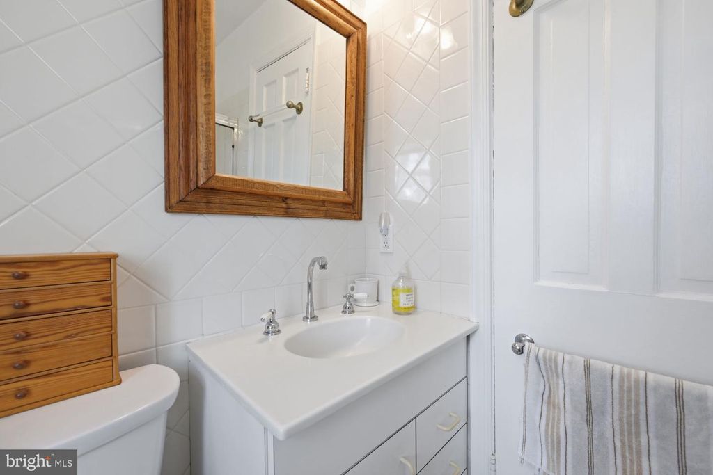 Image 24 of property listing at 9634 PARKWOOD DR, Bethesda, MD 20814