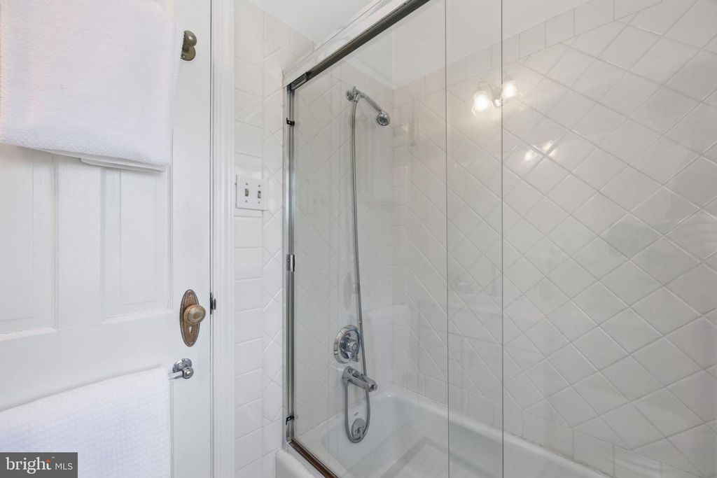 Image 25 of property listing at 9634 PARKWOOD DR, Bethesda, MD 20814