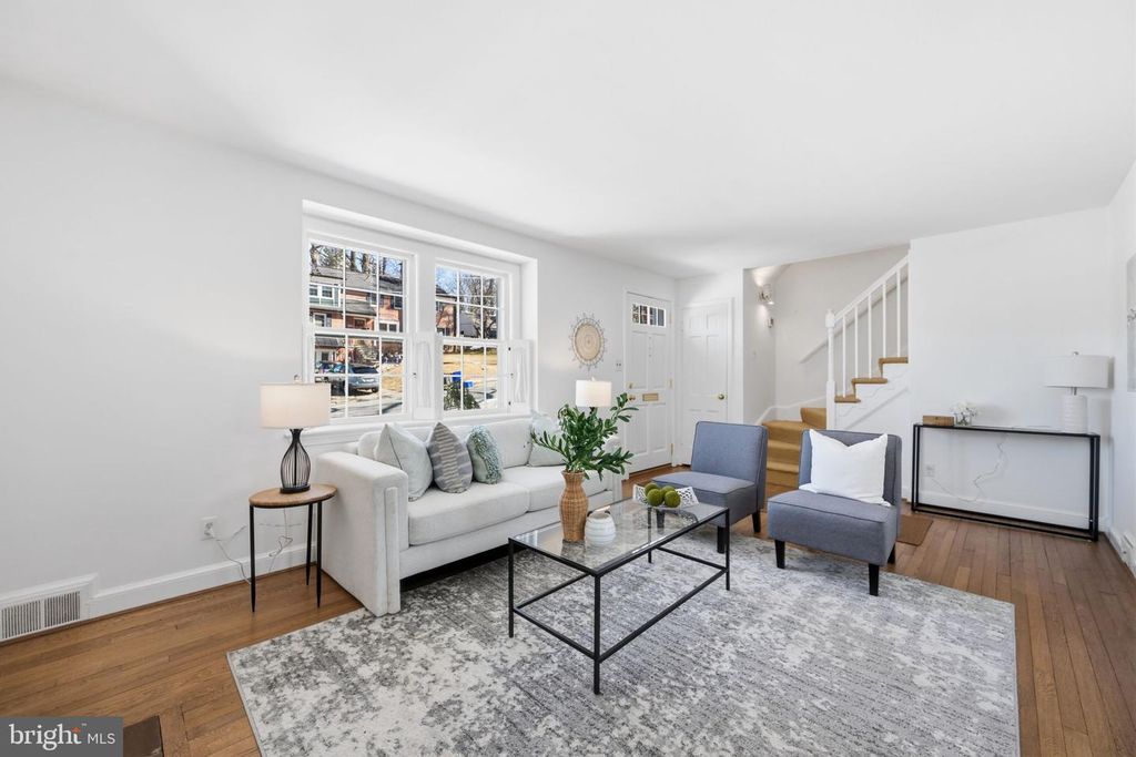 Image 3 of property listing at 9634 PARKWOOD DR, Bethesda, MD 20814