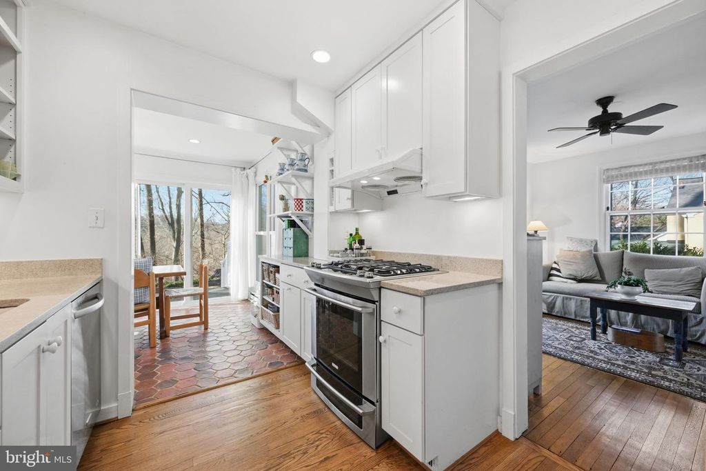 Image 6 of property listing at 9634 PARKWOOD DR, Bethesda, MD 20814