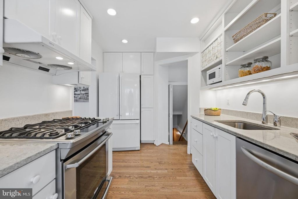 Image 8 of property listing at 9634 PARKWOOD DR, Bethesda, MD 20814