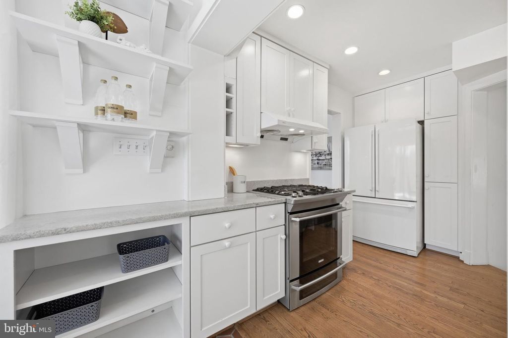 Image 9 of property listing at 9634 PARKWOOD DR, Bethesda, MD 20814