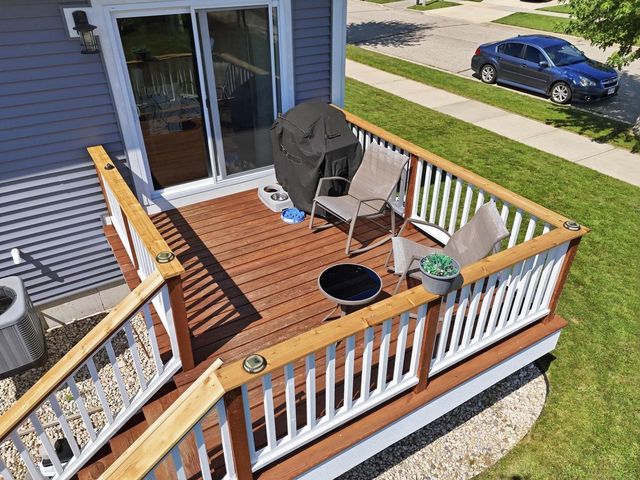 233 Greenway Circle, Deerfield, WI 53531