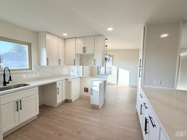 5820 Patton Way, Bakersfield, CA 93308