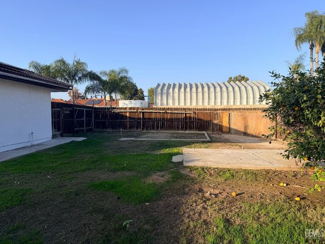 5820 Patton Way, Bakersfield, CA 93308