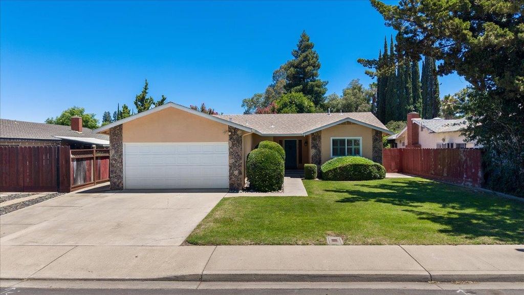 1016 Lillian Dr, Modesto, CA 95355