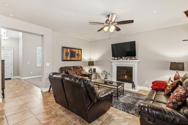 8301 Sienna Sand Dr, Sacramento, CA 95829