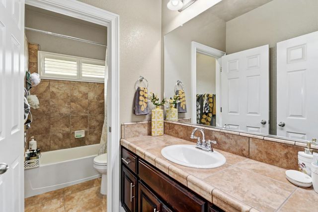 8301 Sienna Sand Dr, Sacramento, CA 95829