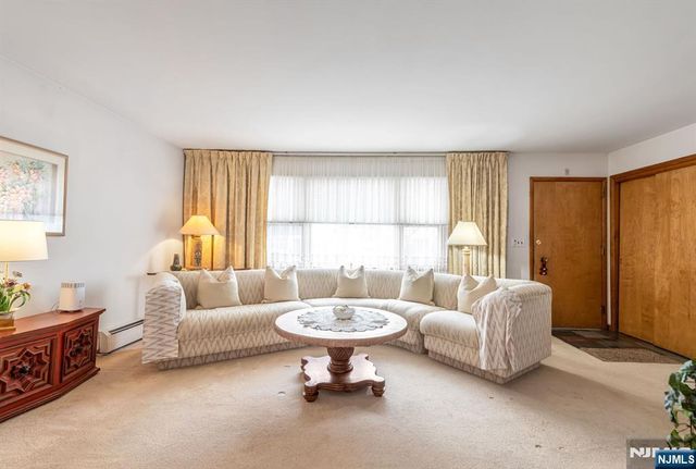 27 Madison Avenue, Rochelle Park, NJ 07662