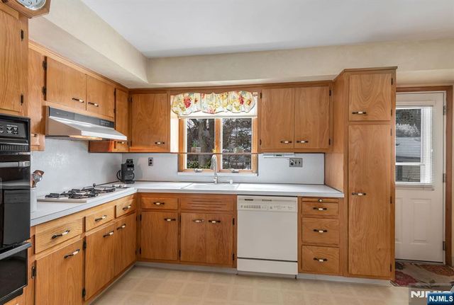 27 Madison Avenue, Rochelle Park, NJ 07662