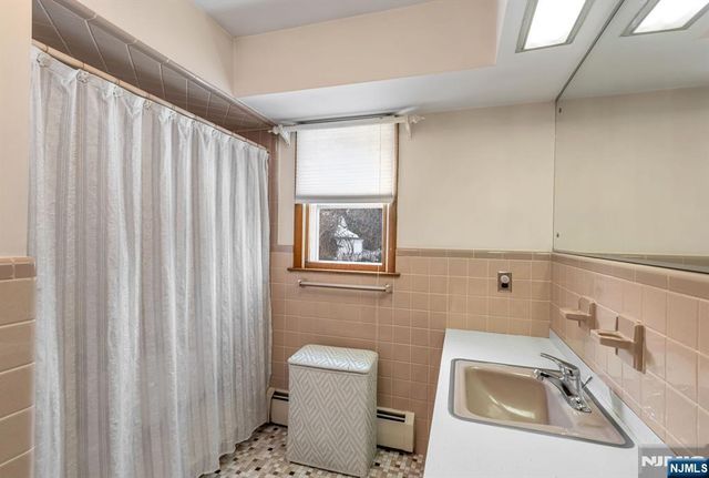 27 Madison Avenue, Rochelle Park, NJ 07662