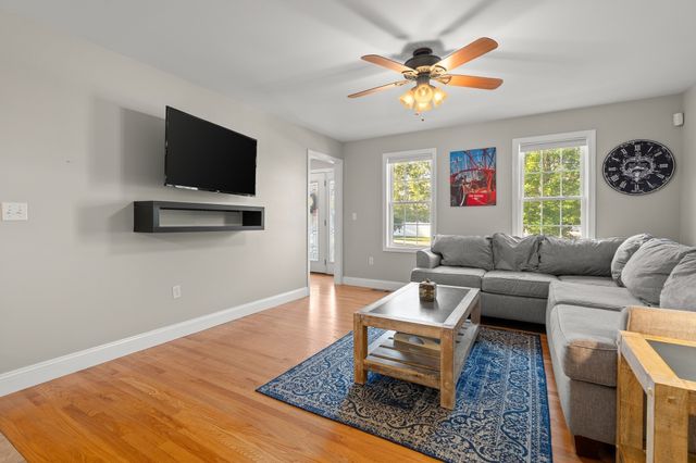 3 Joy Rd, New Bedford, MA 02740
