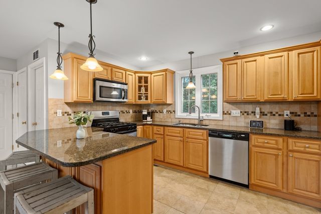 3 Joy Rd, New Bedford, MA 02740