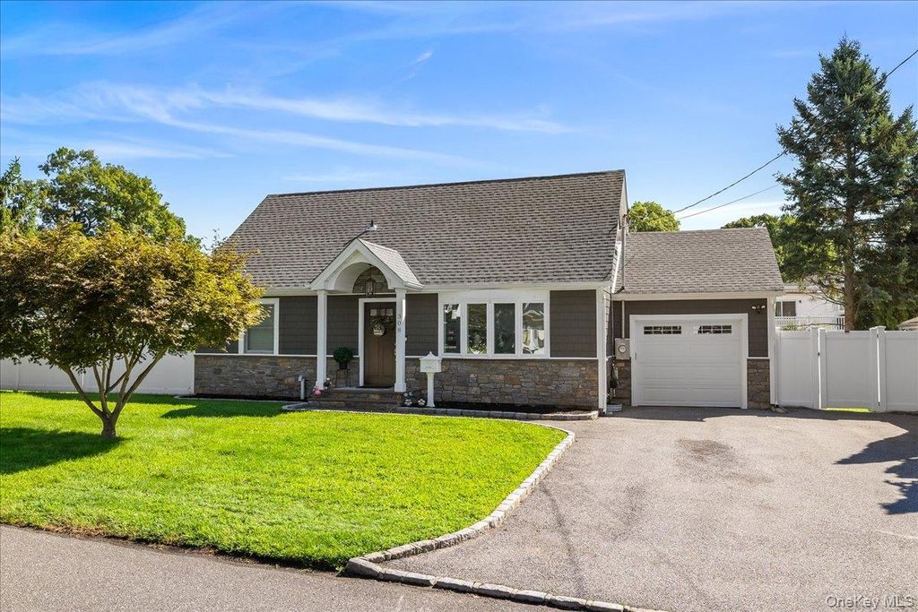 308 McCall Avenue, West Islip, NY 11795 — exterior